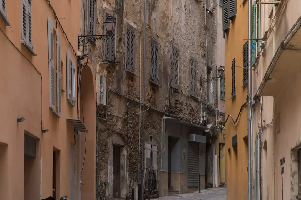 Rue Général-Carbuccia à Bastia : ruelle dallée entre de hautes façades ocre et grises