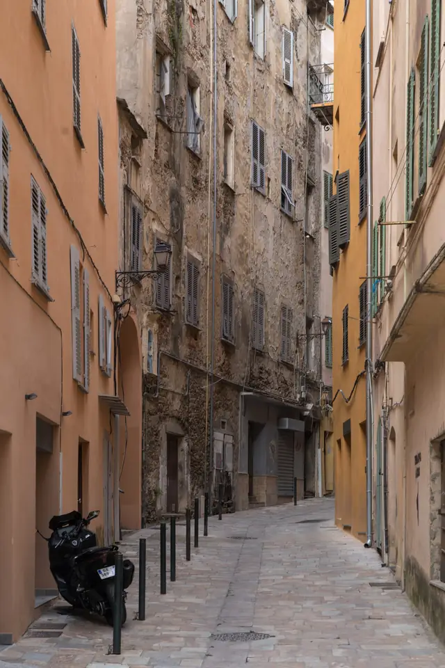 Rue Général-Carbuccia à Bastia : ruelle dallée entre de hautes façades ocre et grises