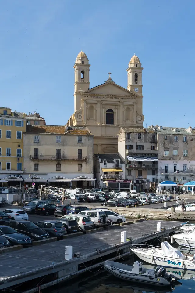 Le Vieux-Port de Bastia, ses façades ocre et l'église Saint-Jean-Baptiste avec ses deux clochers